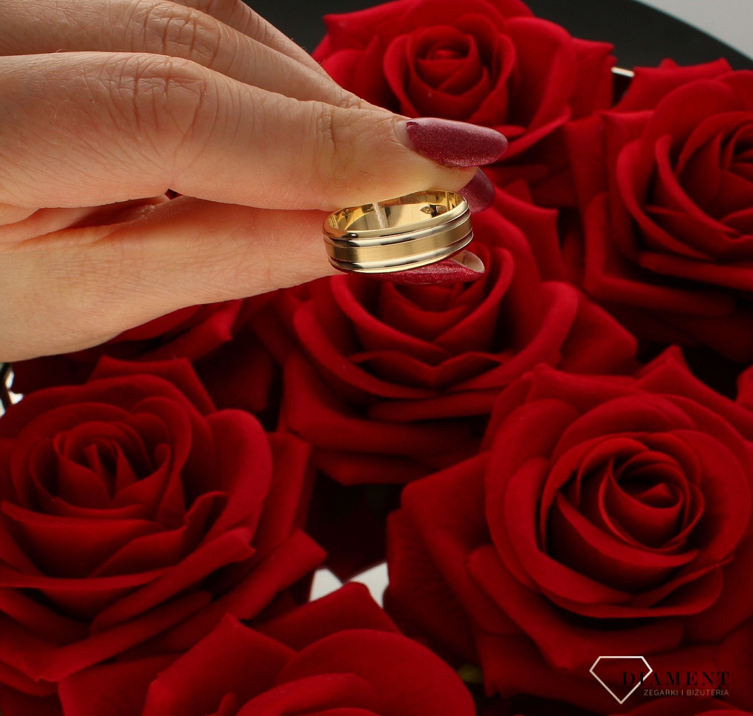 Złota obrączka płaska 6mm z białymi paskami 585 – Elegancja i blask na całe życie  Rozmiar 16.jpg